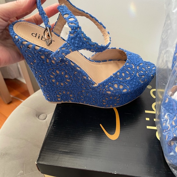 NWOT-Never worn, periwinkle platform sandals, size 9.5 - Picture 4 of 6